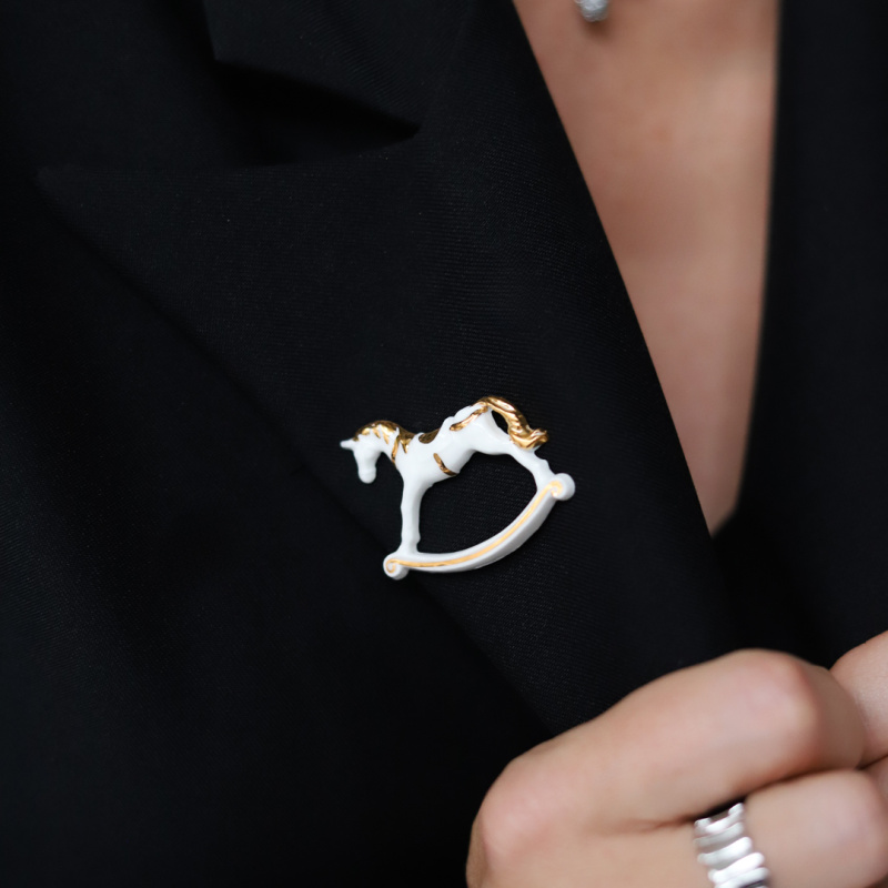 Фарфоровая брошь Rocking Horse White