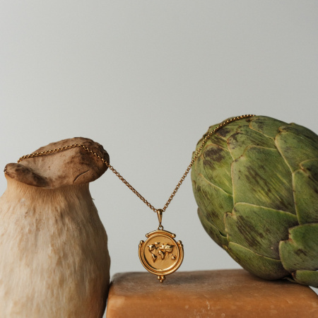 Подвеска с цепочкой Como с картой мира в покрытии золотом