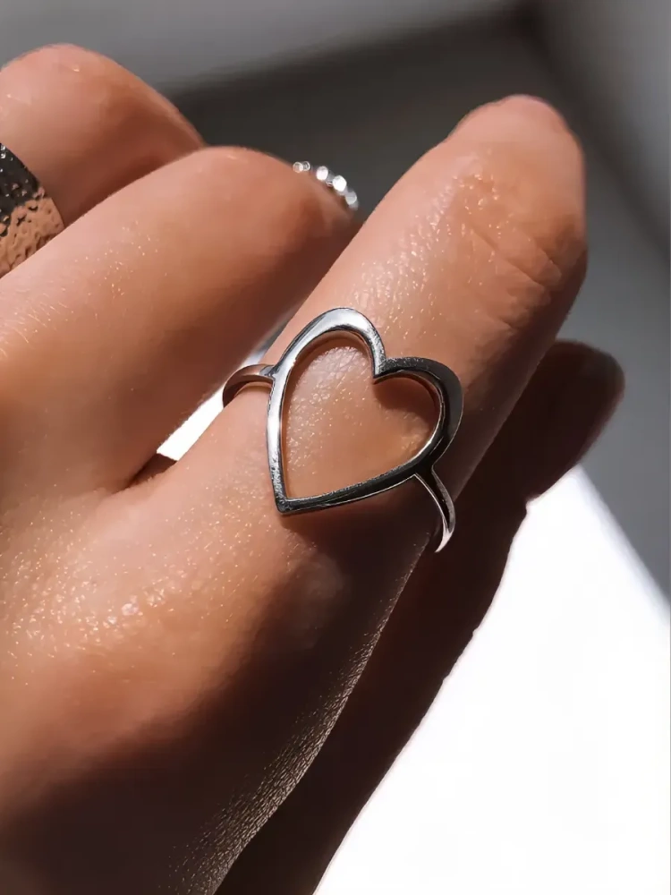 Серебряное кольцо в форме сердца