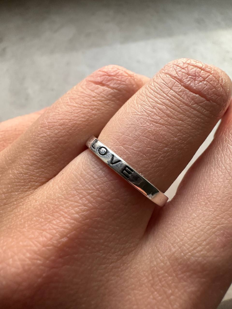 Серебряное кольцо с гравировкой слова Любовь (Love)
