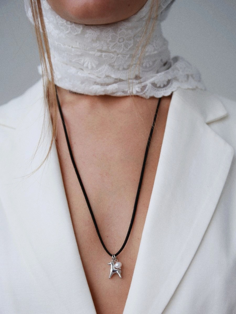 Кулон на шнурке Ход конём