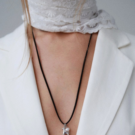 Кулон на шнурке Ход конём