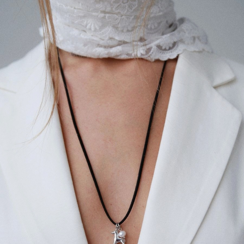 Кулон на шнурке Ход конём