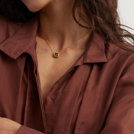 Подвеска-кубик на цепочке с сапфировым фианитом в покрытии золотом (ACRI)