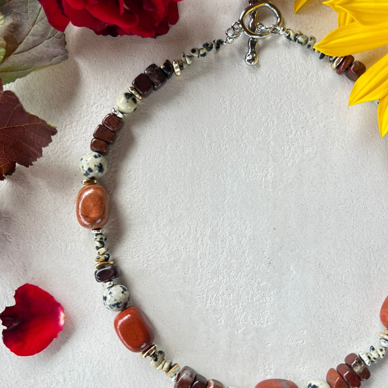 Колье с красной яшмой разных форм и яшмой далматин