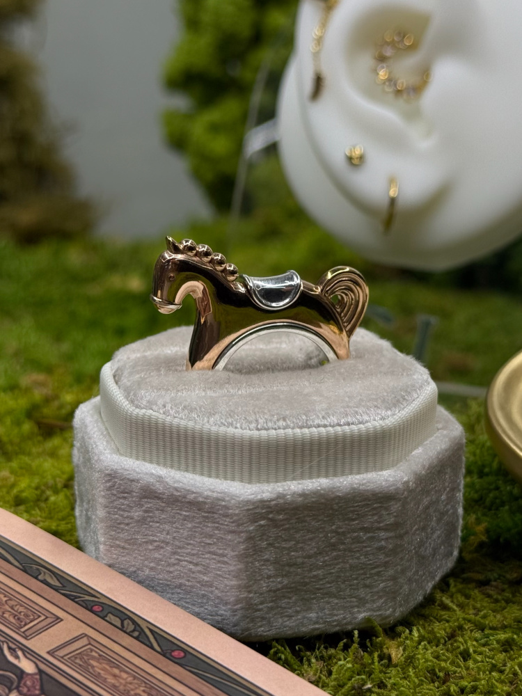 Серебряное кольцо Лошадка в покрытии золотом