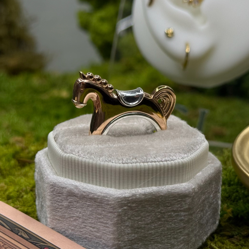 Кольцо Лошадка в покрытии золотом