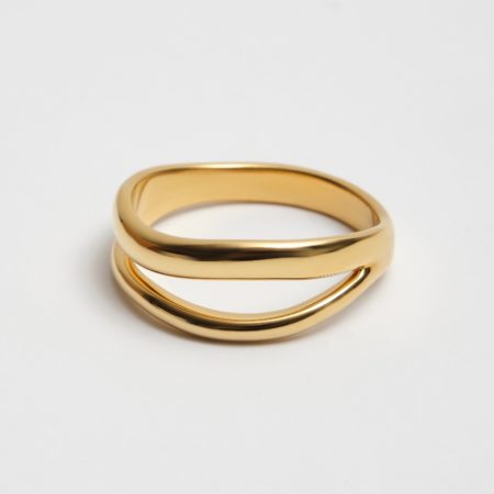 Кольцо Aversa с волнами в покрытии золотом