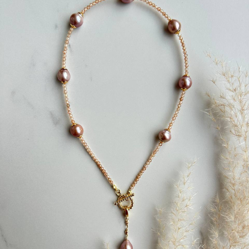 Колье Камела из цирконов с крупным розовым жемчугом