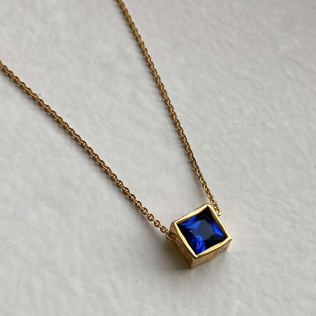 Подвеска-кубик на цепочке с сапфировым фианитом в покрытии золотом (ACRI)