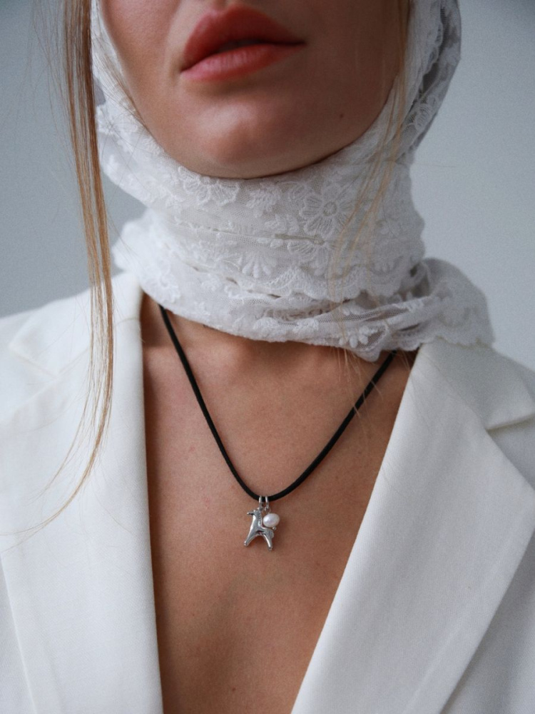 Кулон на шнурке Ход конём