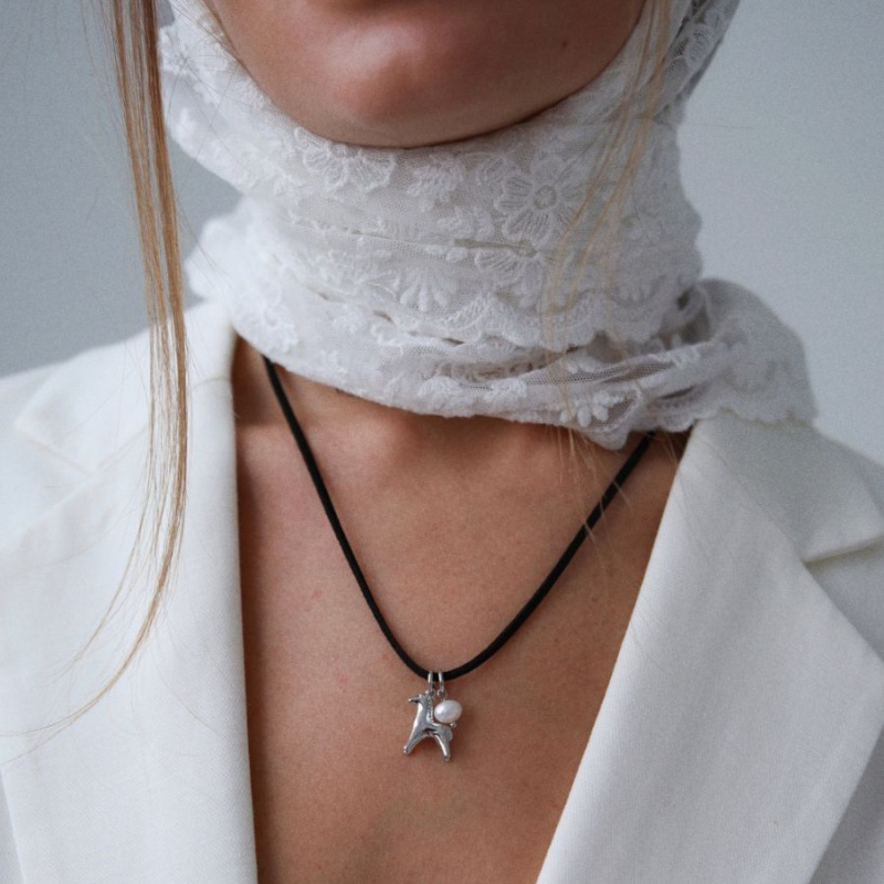 Кулон на шнурке Ход конём