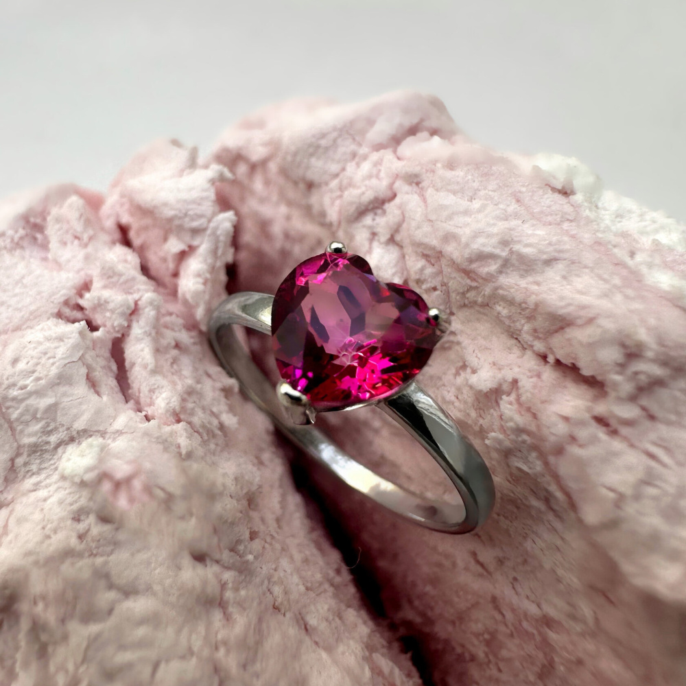 Серебряное кольцо Сердце с розовым топазом