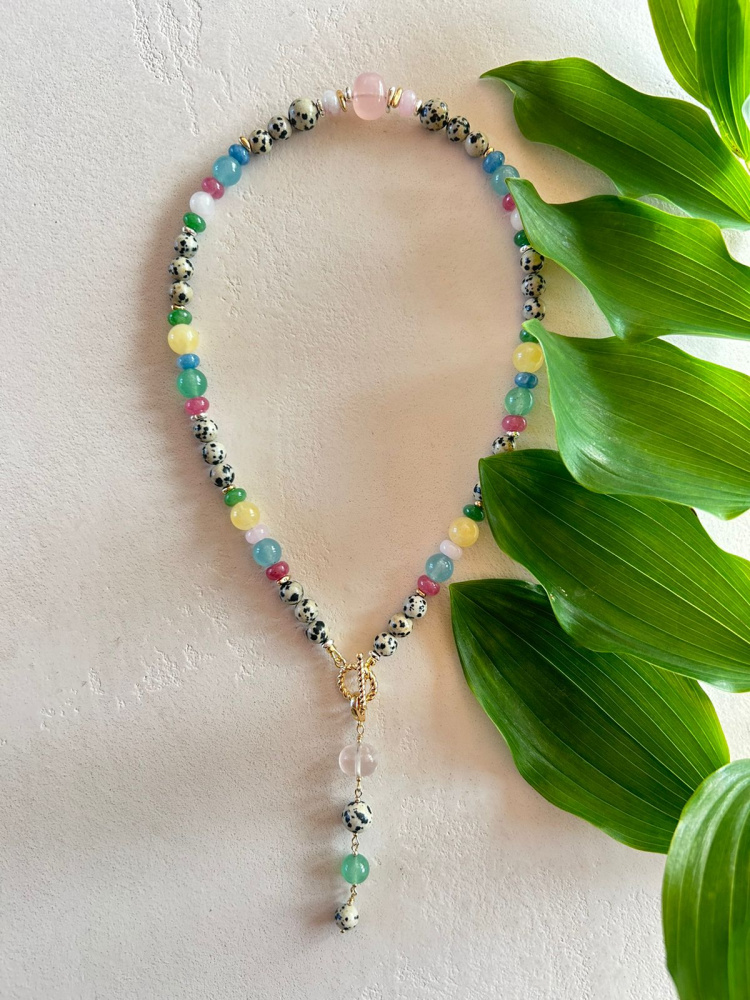 Колье с подвеской на отстежке, с яшмой далматин и микcом камней