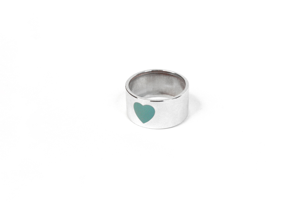 Серебряное кольцо широкое с сердцем мятная эмаль