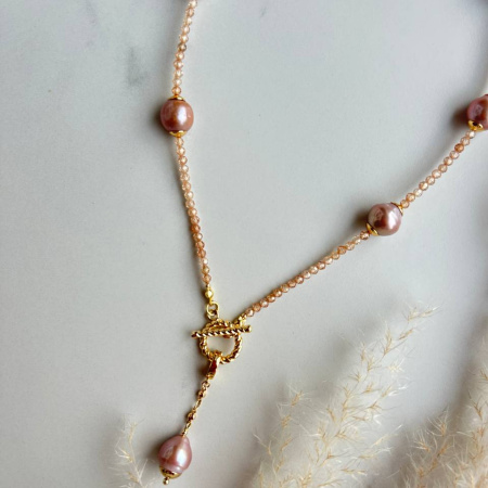 Колье Камела из цирконов с крупным розовым жемчугом