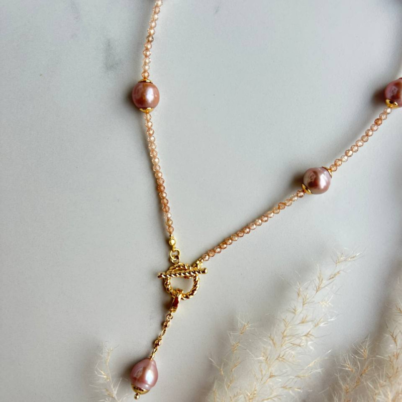 Колье Камела из цирконов с крупным розовым жемчугом