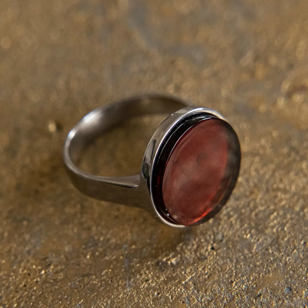 Серебряное кольцо с круглым янтарём вишнёвого цвета