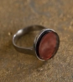 Серебряное кольцо с круглым янтарём вишнёвого цвета