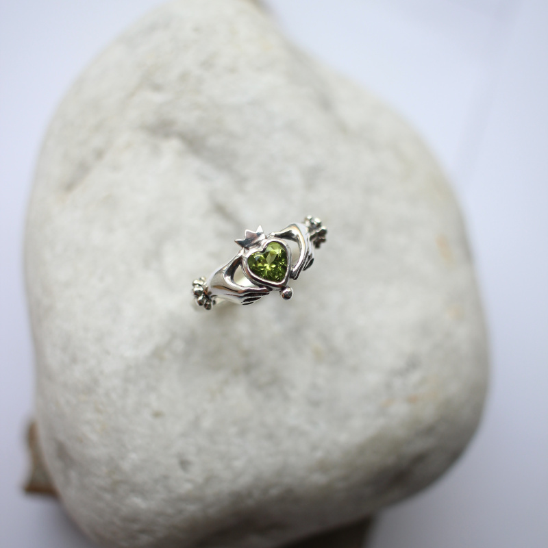 Кольцо Кладдахское с хризолитом