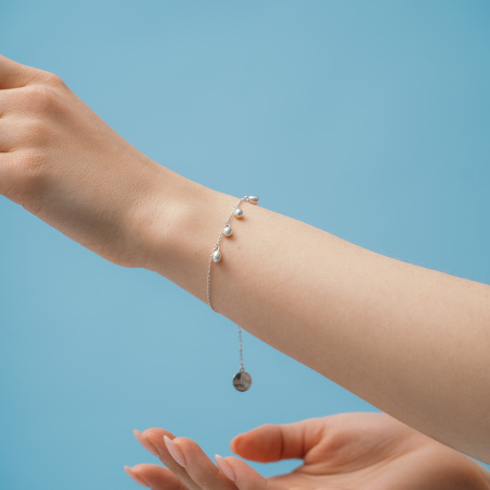Серебряные браслеты на руку с камнями в магазине женских украшений Dafna