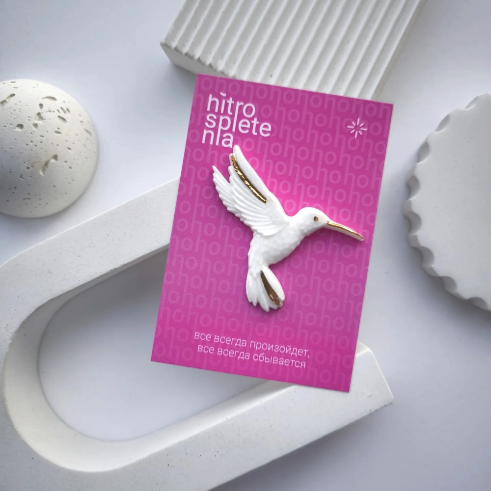 Фарфоровая брошь Колибри белая 