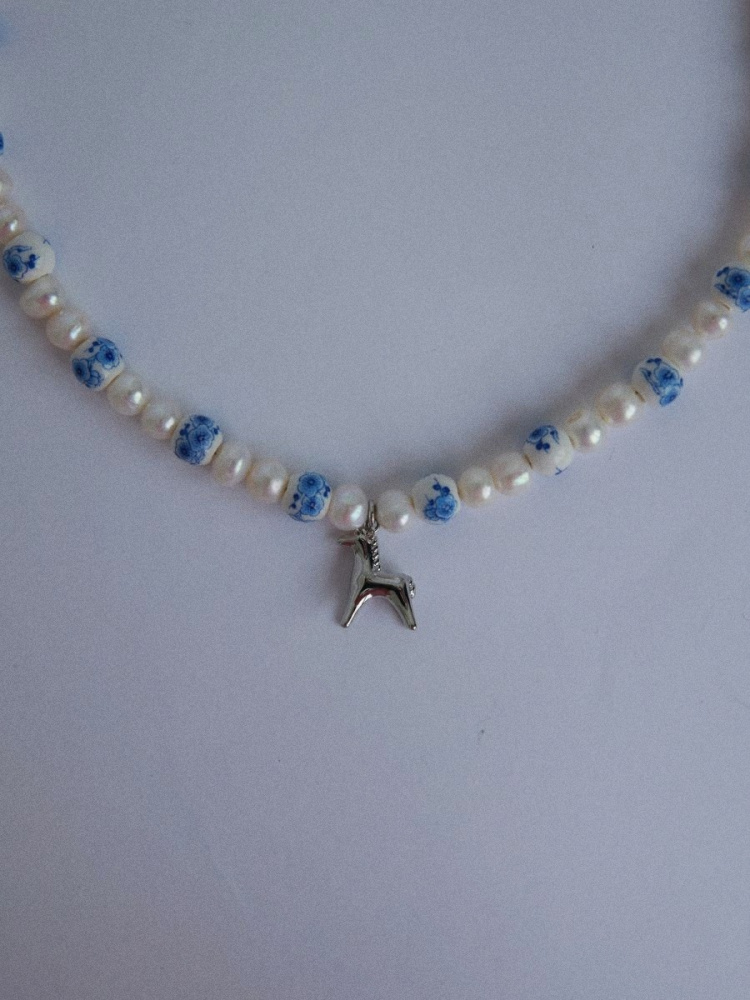 Чокер Гжель-конь с жемчугом и керамикой