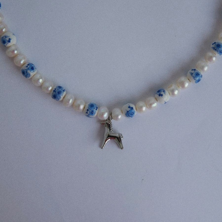 Чокер Гжель-конь с жемчугом и керамикой