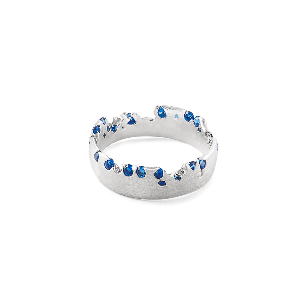 Кольцо широкое с вплавленными синими камнями