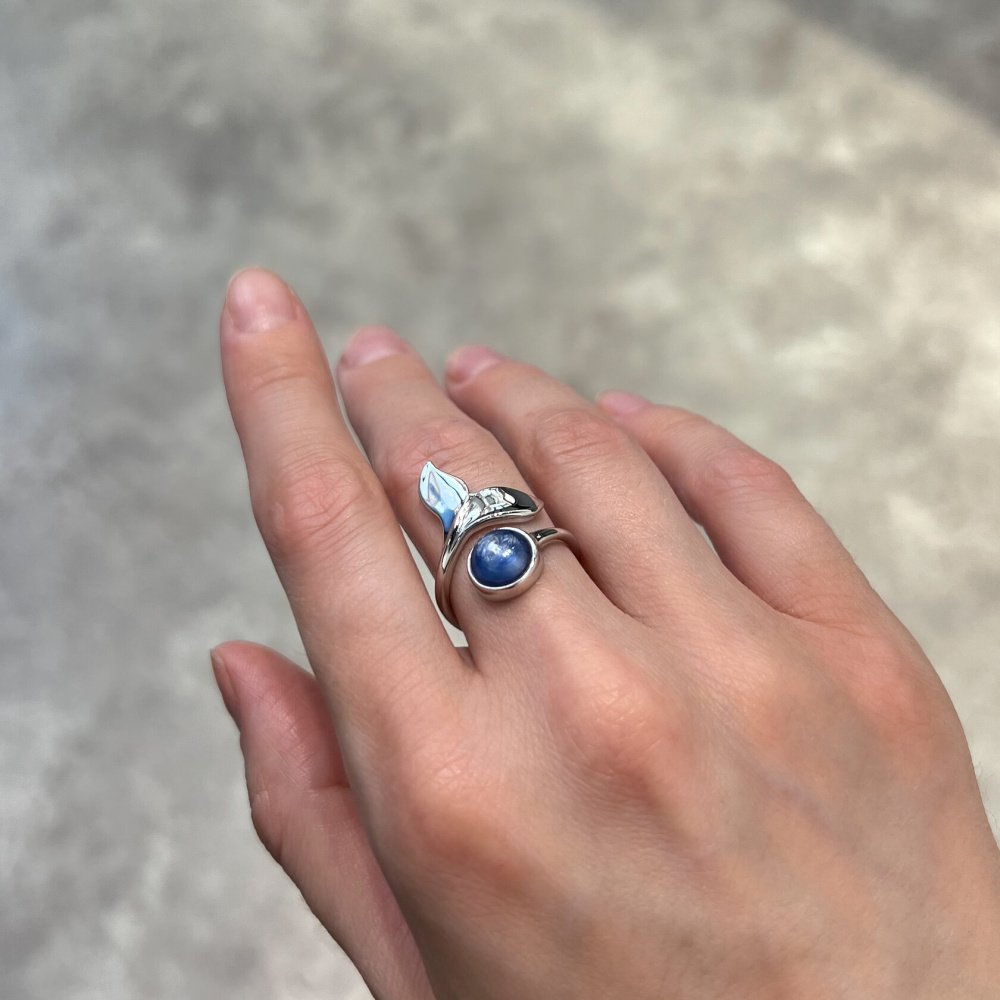 Серебряное кольцо Кит с кианитом