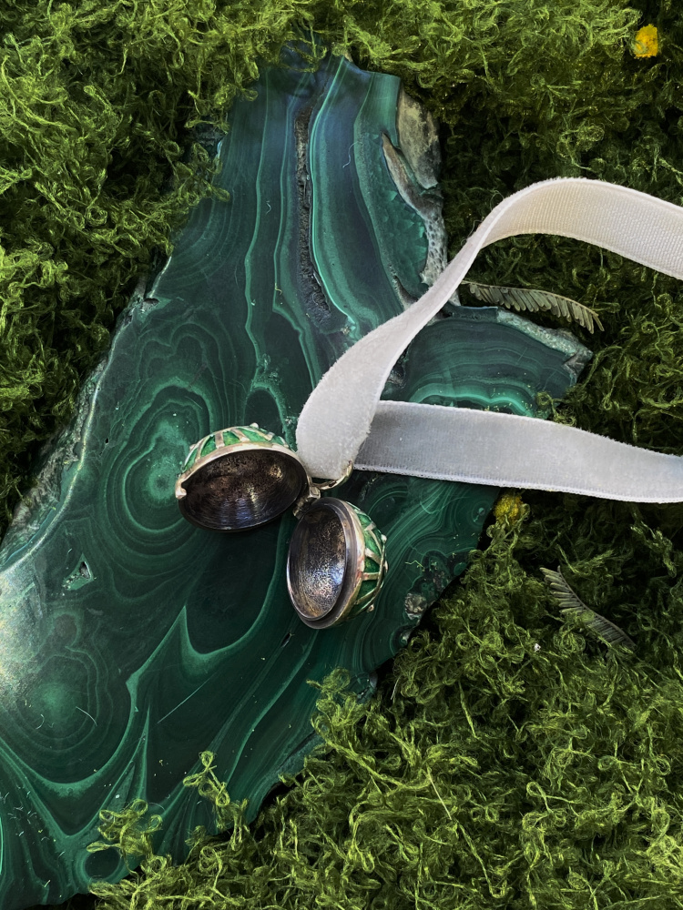 Серебряный медальон Большой хранитель на ленте зелёный