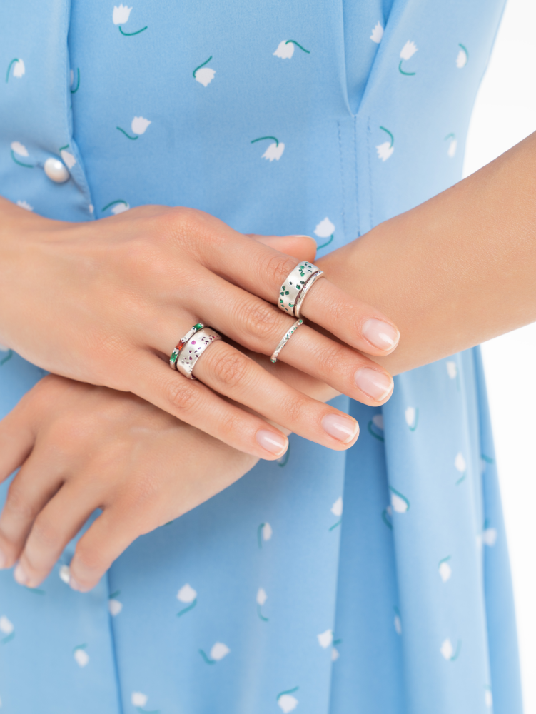 Серебряное кольцо широкое с вплавленными зелёными камнями