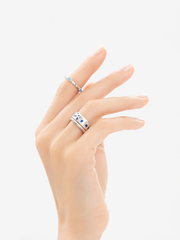 Серебряное кольцо широкое с вплавленными синими камнями