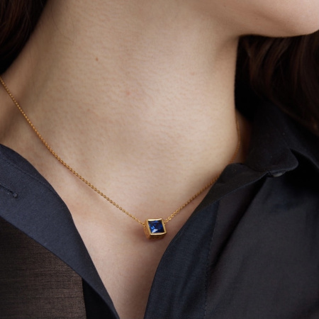 Подвеска-кубик на цепочке с сапфировым фианитом в покрытии золотом (ACRI)
