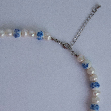 Чокер Гжель-конь с жемчугом и керамикой