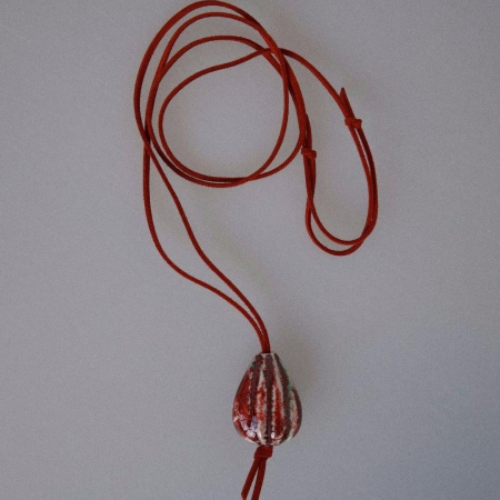 Кулон на шнурке Тифлис с семечкой в винном цвете