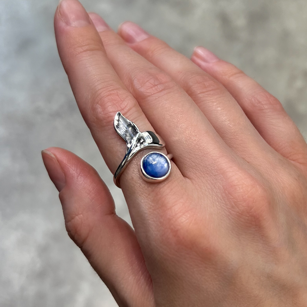 Серебряное кольцо Кит с кианитом